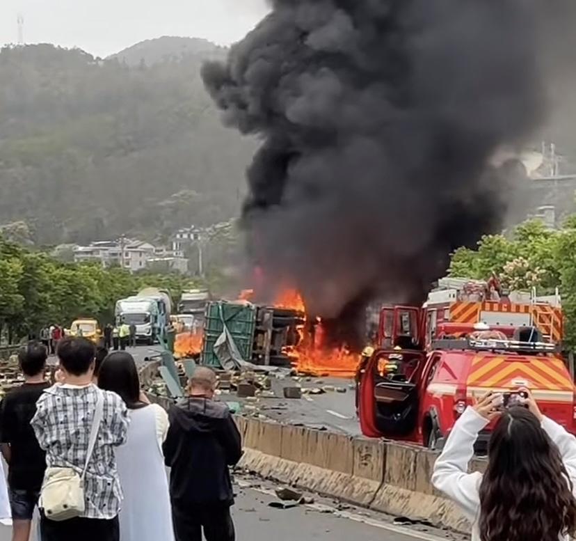 5月23日G56杭瑞高速楚雄段发生交通事故，一辆拉了30多吨食用油的货车侧翻后起