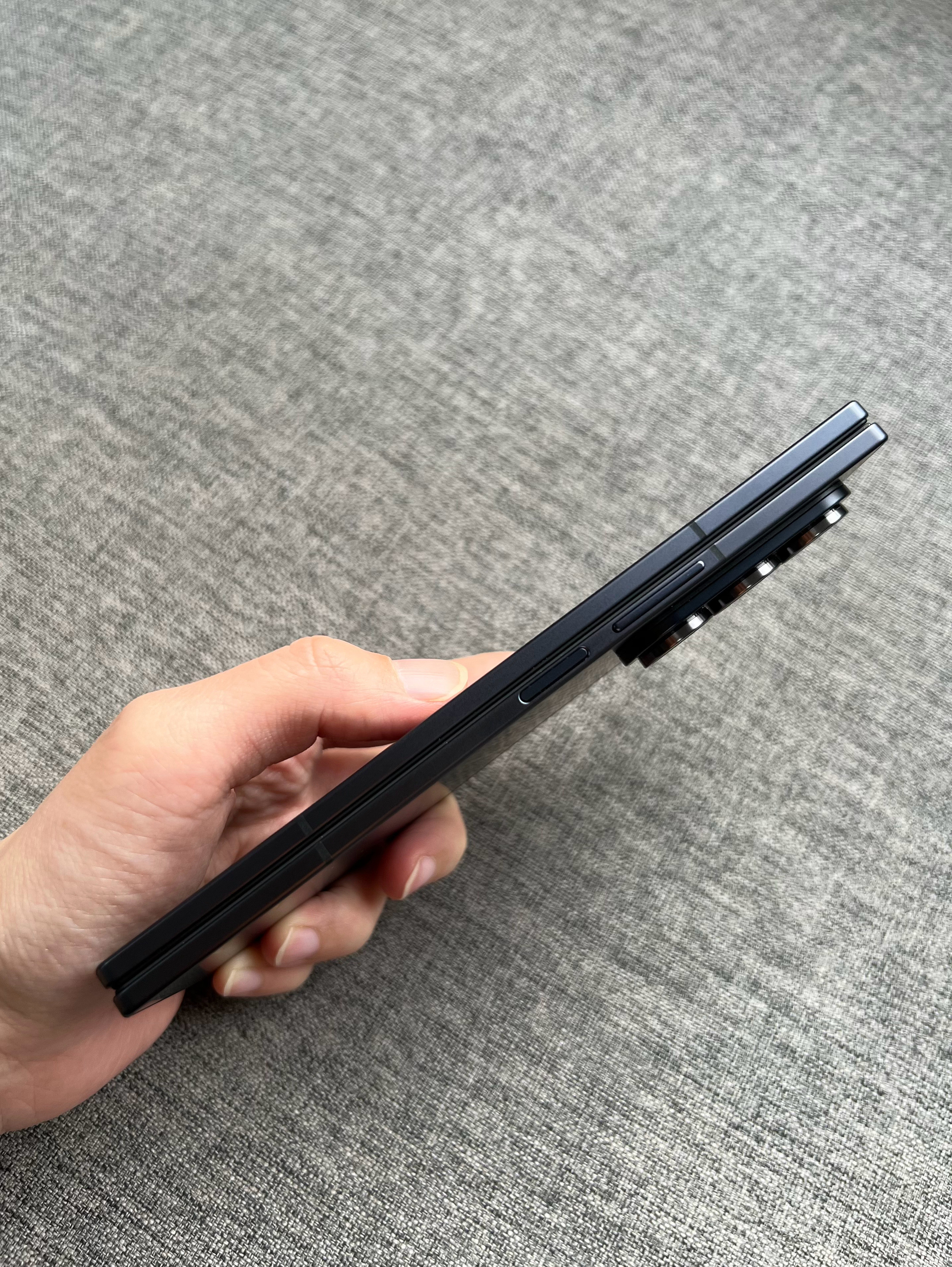 三星GalaxyZFold716+1TB秘影黑，屏幕完美，外壳小磕碰掉漆