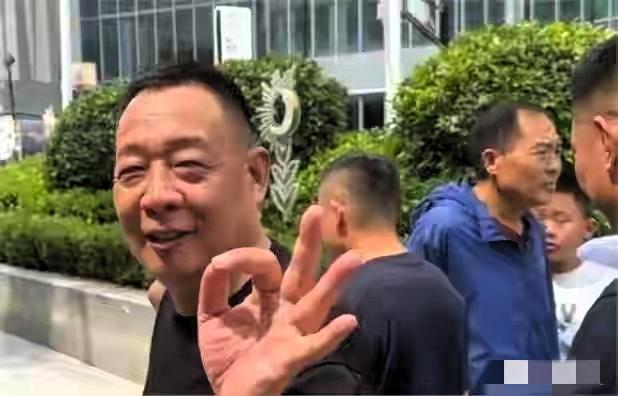 天津一顾客跑去河南许昌胖东来，结账时工作人员好心送了双一次性筷子。谁能想到，这顾