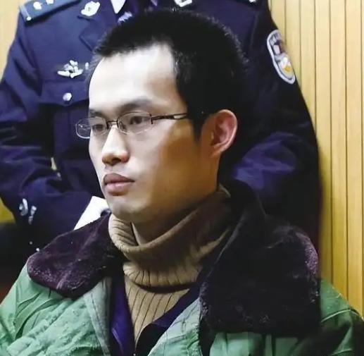 2015年12月11日，上海，29岁的林森浩马上要被执行死刑，他父亲在一边哭得差