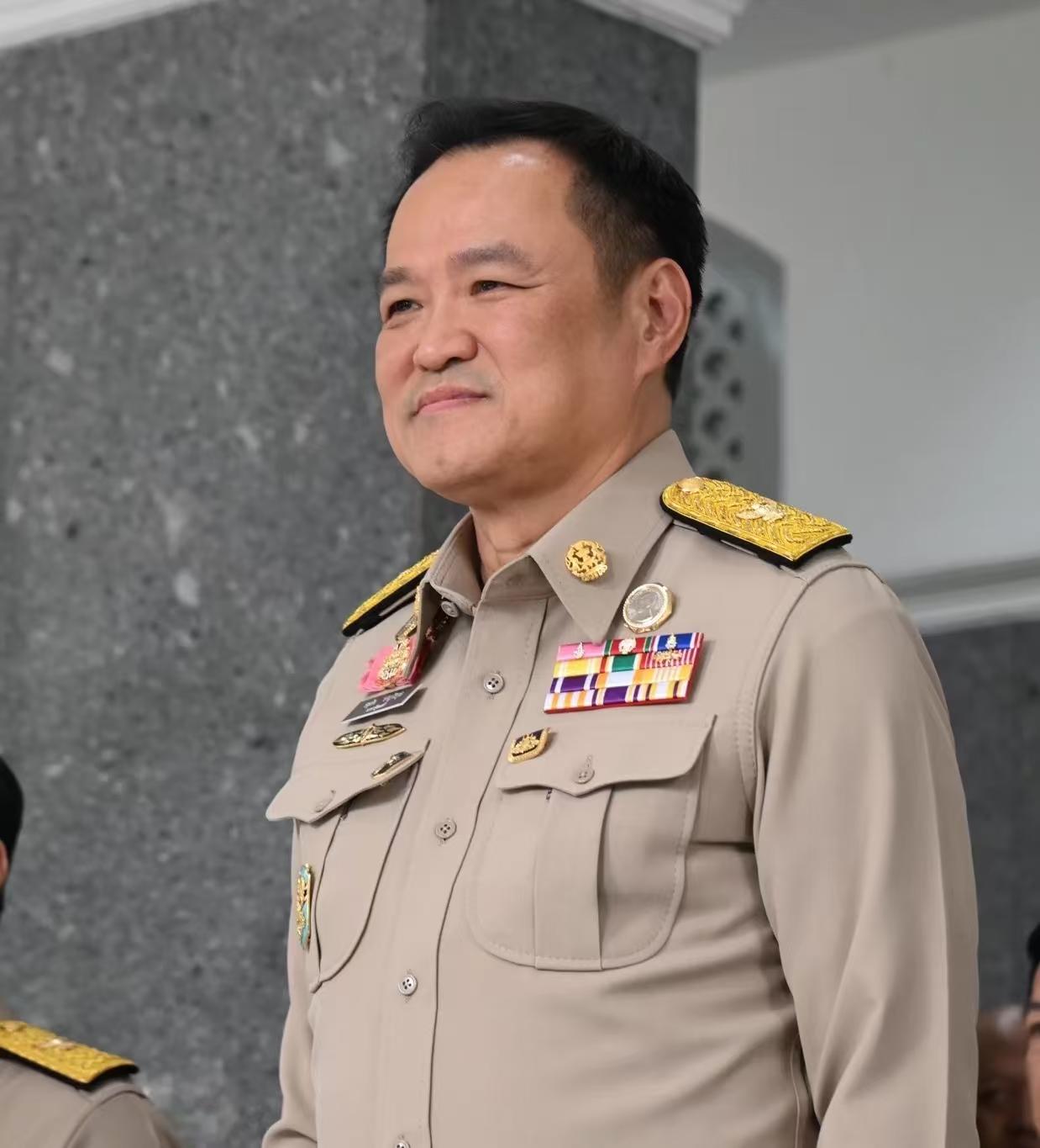 原本亲美的泰国选择了向东，而柬埔寨则选择向西。如果说这是一场豪赌，那实际上不用等