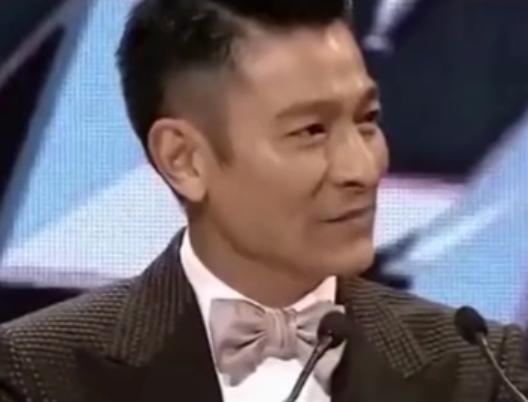 2015年，主持人拿刘德华的国籍开玩笑，还称他是“马来西亚女婿”，一向温文尔雅的