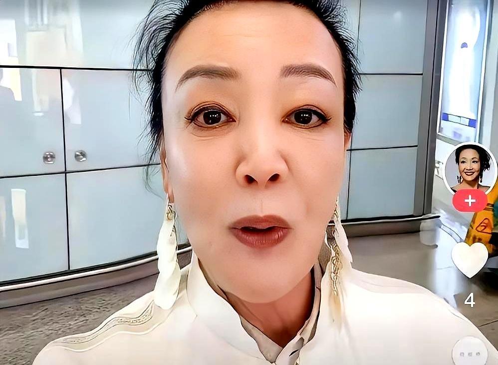 张兰这次坐经济舱，真不是差那一张票的事。让人看不懂的是，头等舱里坐着汪小菲和马