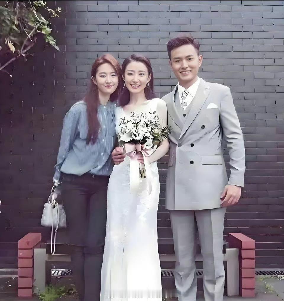 去参加婚礼的即便是刘亦菲，也不会抢新娘风头​
