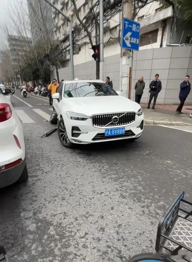 小米su7和沃尔沃相撞了,都受了伤,网友:王牌对王牌,巅峰对决