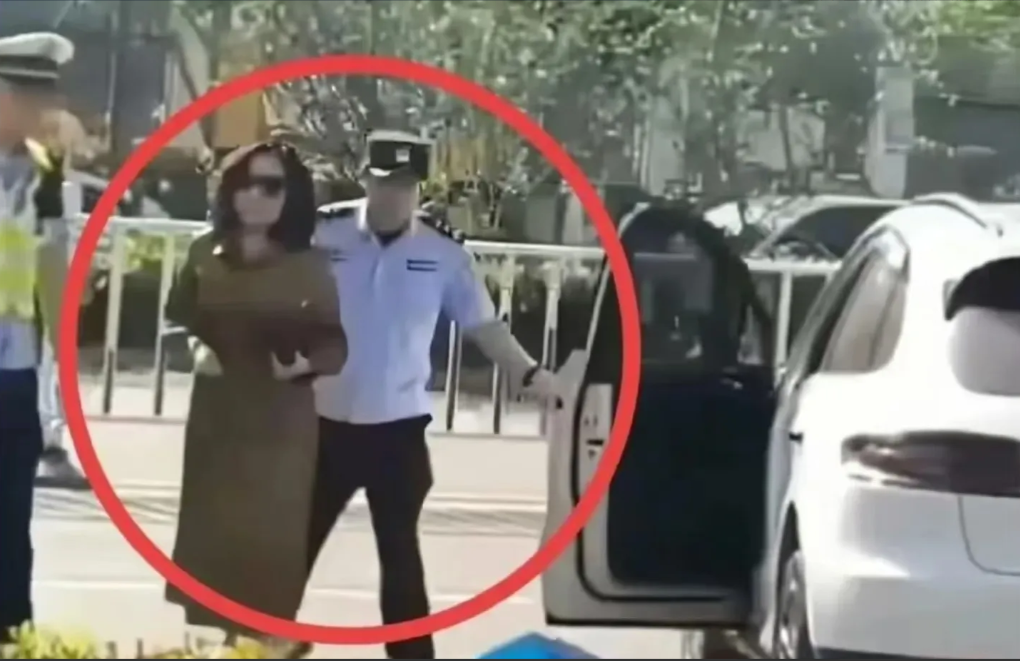 湖北鄂州一辆保时捷失控致1死2伤，扒出几个细节：1.车主下车的时候带着墨镜，不
