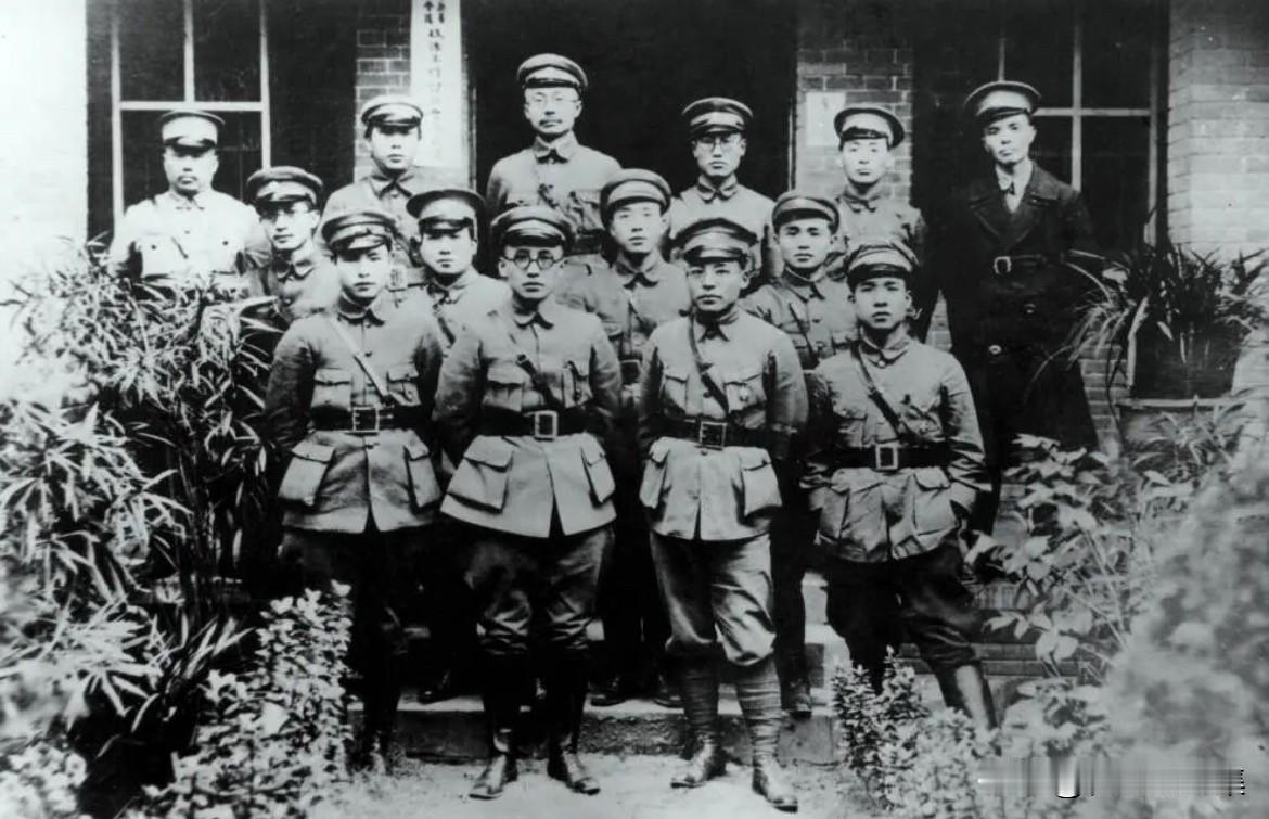 1927年春，国民革命军总政治部部分成员在南昌合影。左起前左二为郭沫若，左三为朱