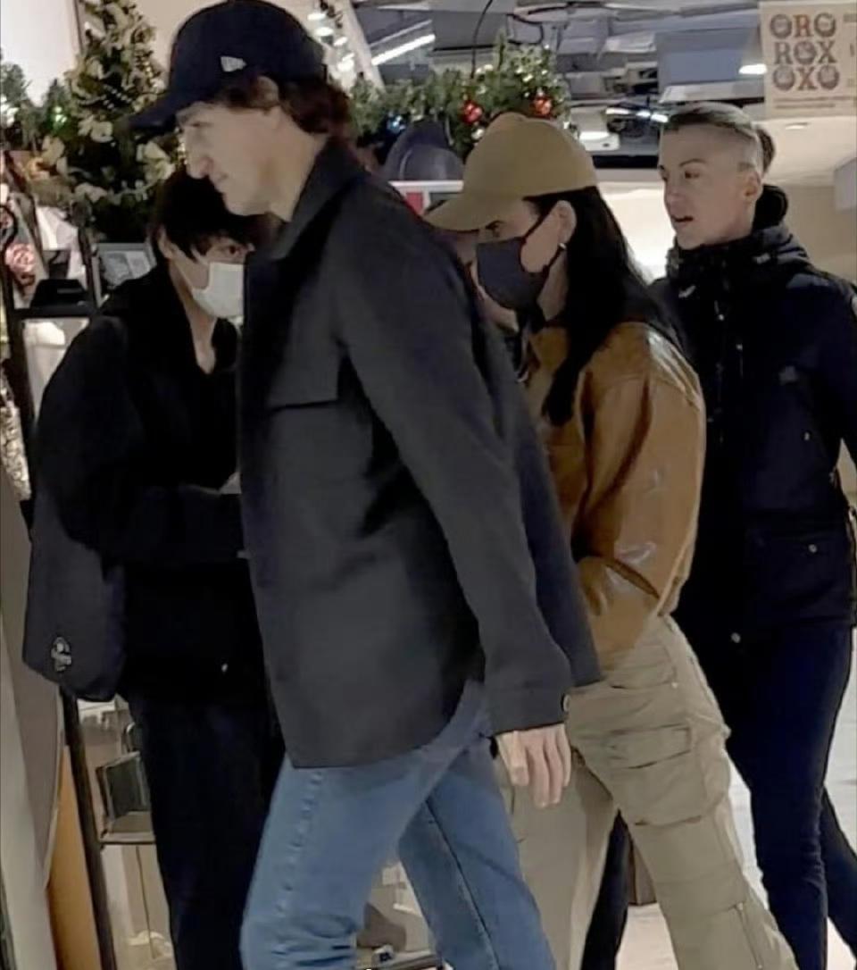 加拿大前总理特鲁多与凯蒂·佩里访问日本，岸田文雄与他们会面合影