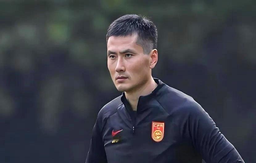 张琳芃终于不用拖着伤腿在场上死扛了，三个00后直接把国足边路掀翻了天。23岁的胡荷韬在世预赛满场飞奔