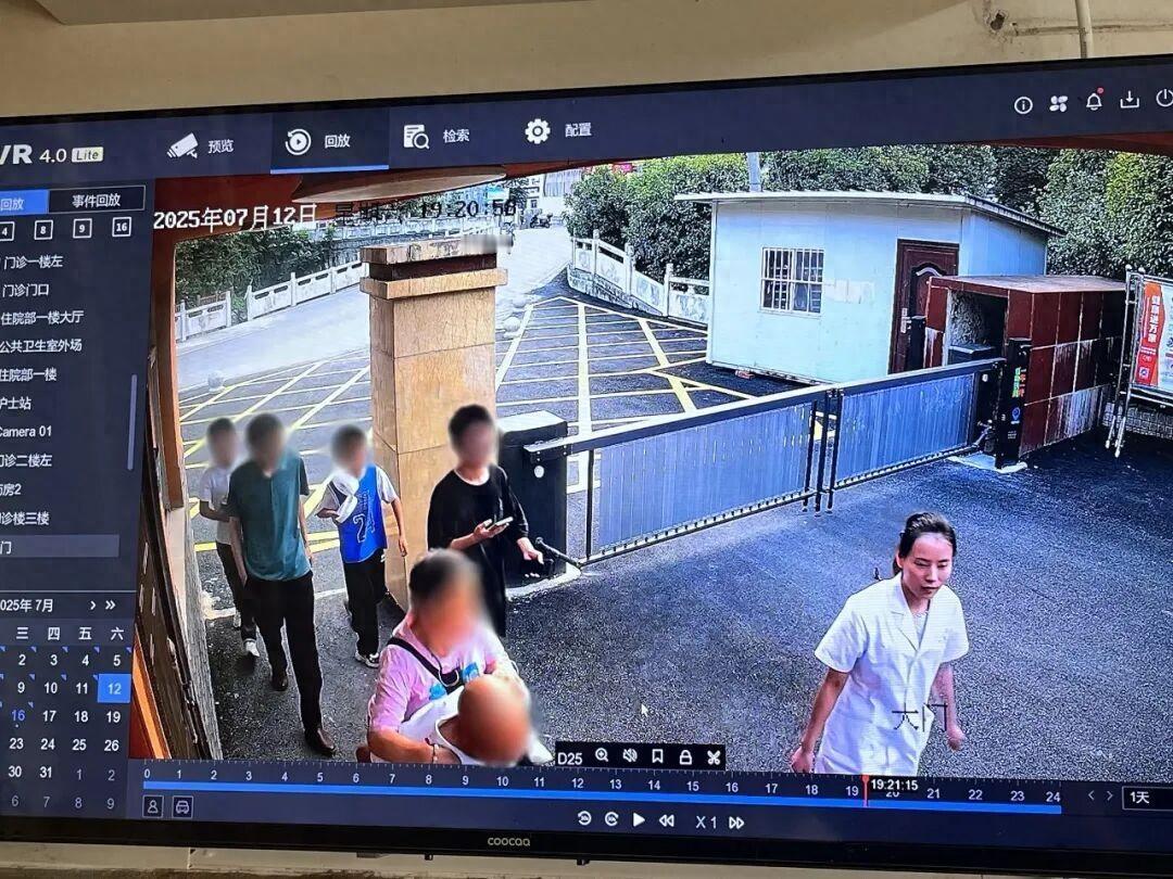 湖北十堰一处公共广场，小学生高某某在广场上面打球跑动，没留意周边路况，直接把路过