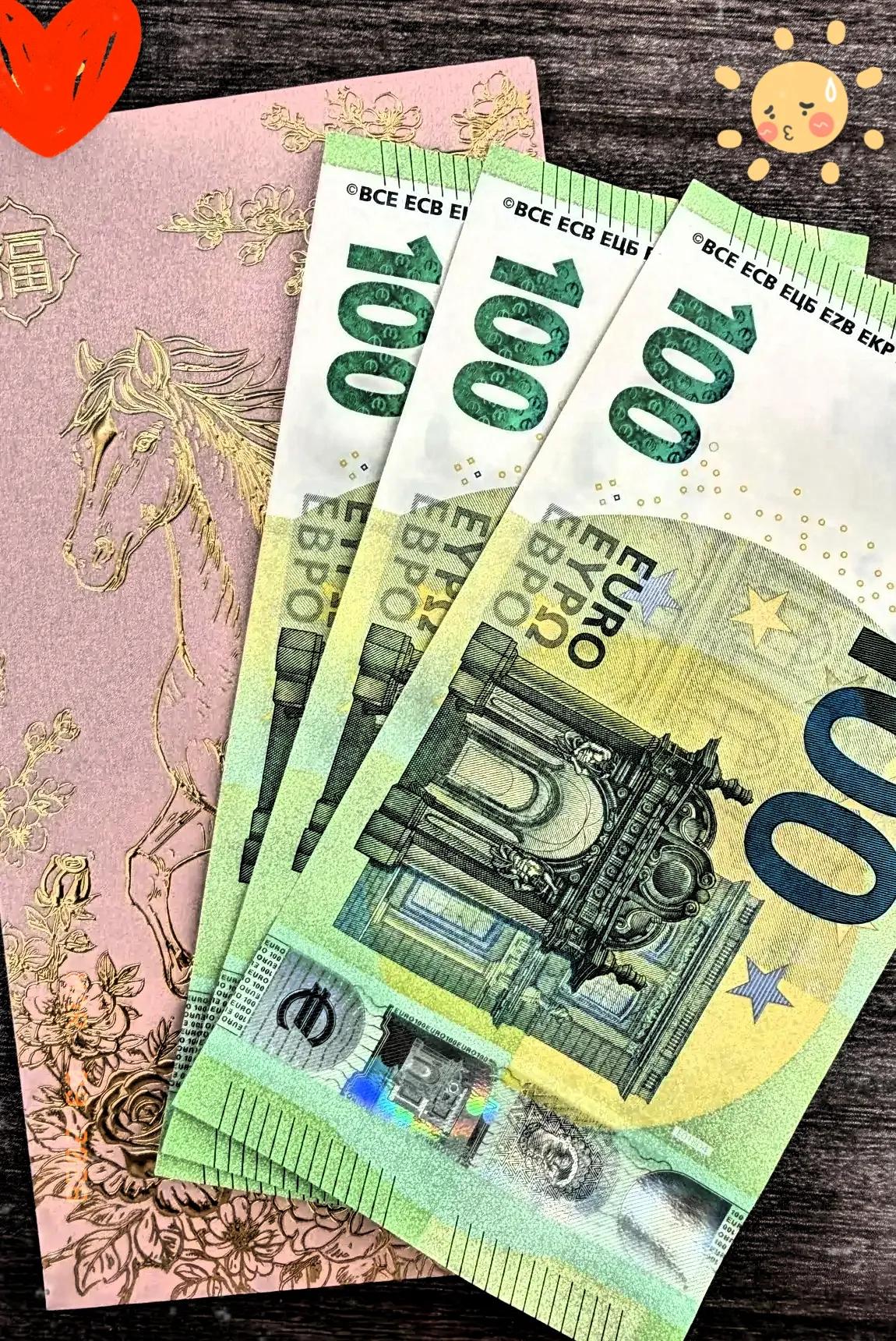 昨晚一家子聚餐，常年在国外定居的大姨终于露面了。临走时她笑眯眯地给我闺女塞了