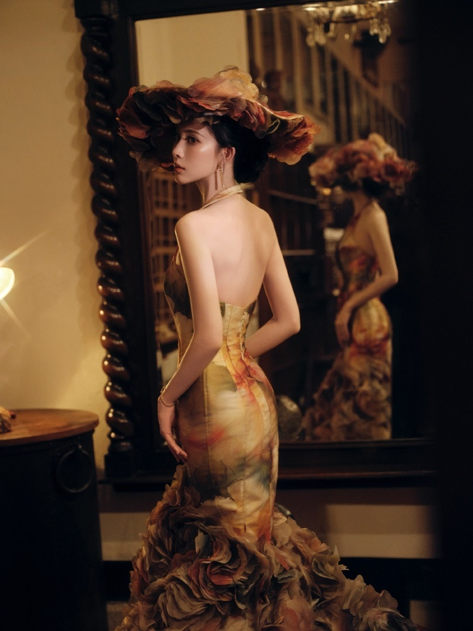 被孟子义美到不敢呼吸，这组图太绝了。。真的是暗夜女公爵级别。。