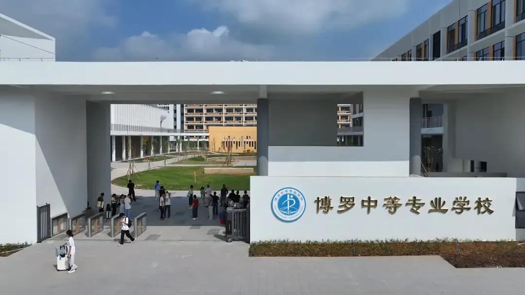 在全国都在说学历贬值的今天，没想到，一所中专学校，居然好好的活了几十年。而且，感