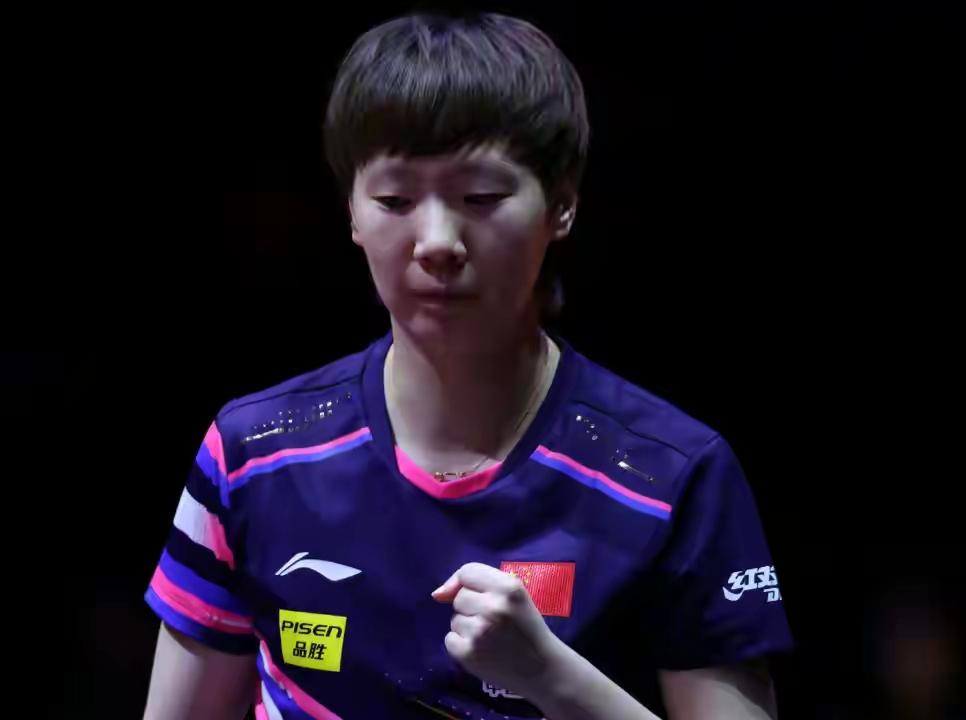 王曼昱碾压曾尖，打的对手惨不忍睹！王曼昱太强大了！新加坡大滿贯首轮，王曼昱对阵东