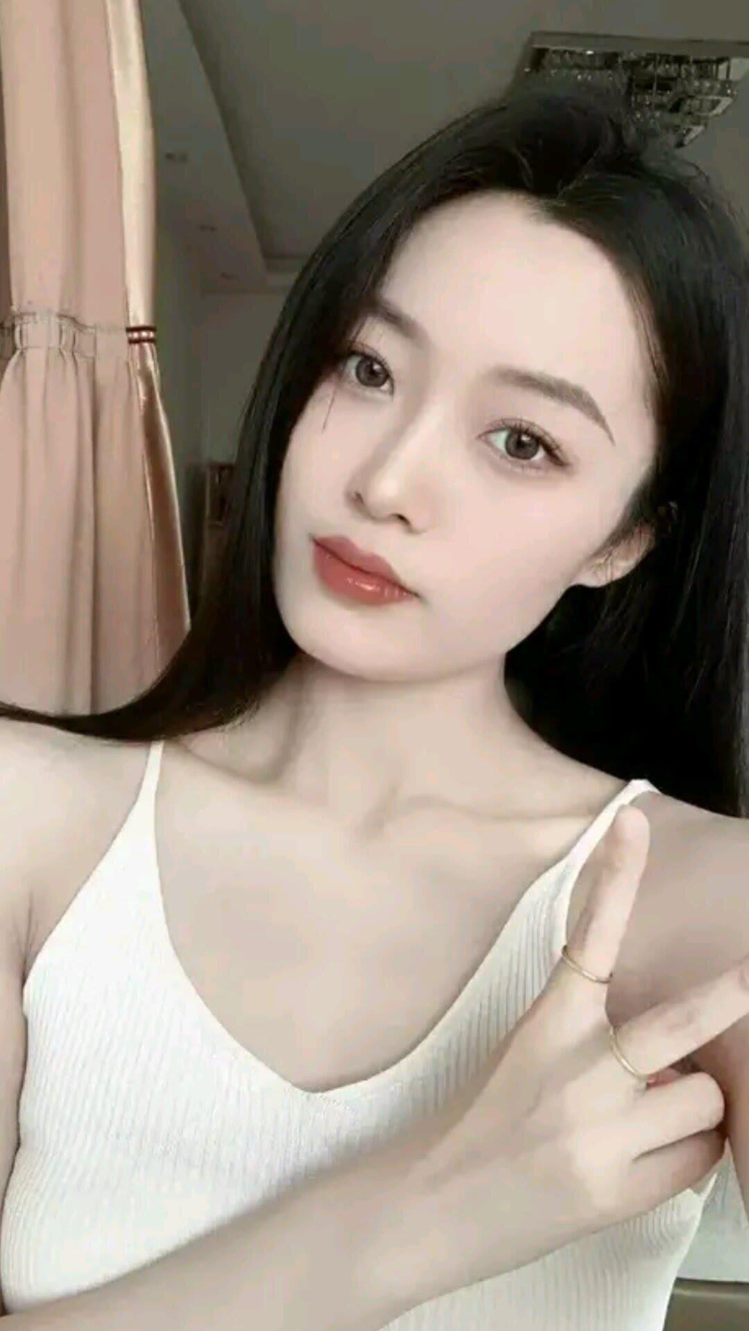 笑话：一对夫妻逛街回来，刚进小区电梯，进来一美女，老公怕老婆误会，干脆闭上眼睛没