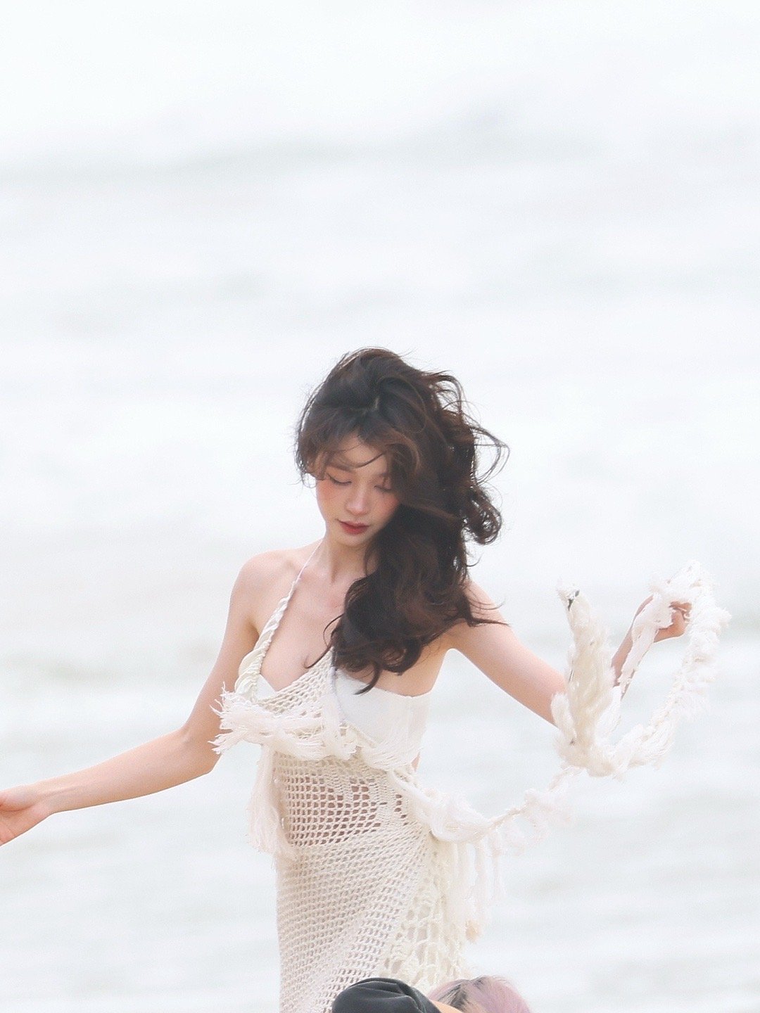 易梦玲海的女儿易梦玲用纱裙复刻了海面极光！腰间珍珠是深海的馈赠，摇曳裙摆记录着