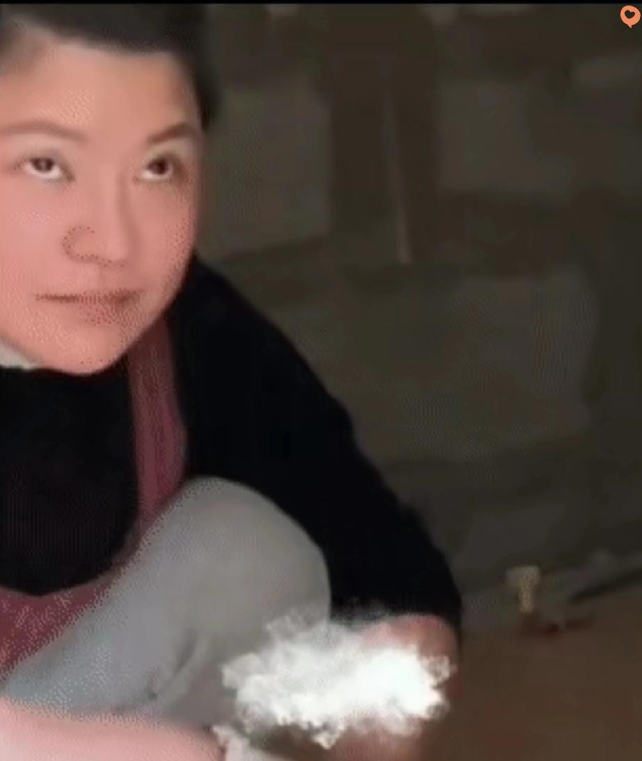 谁能想到，一块碎掉的瓷砖，照出了最真实的夫妻相处模样。河南这对贴砖夫妻，因为