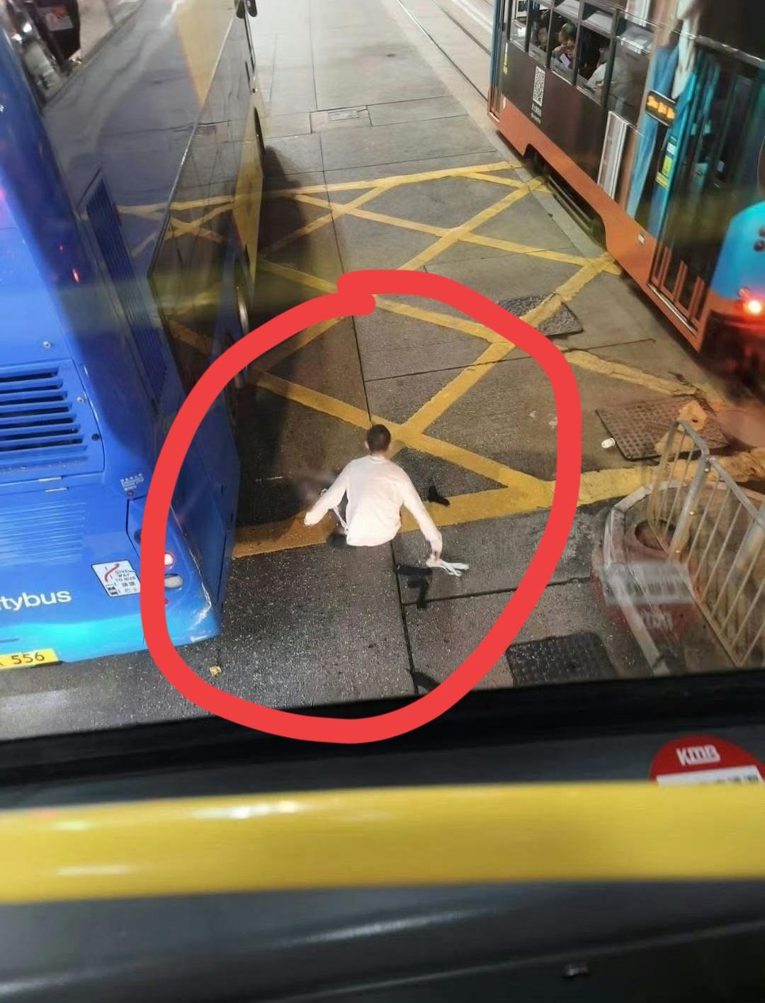 一内地男子2月27日香港公交车闹事，抢夺方向盘，自称患有艾滋病。周五六点时分，一