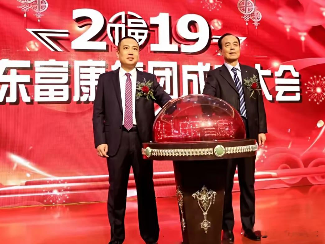 杨维国，山东寿光本土实业家，富康制药创始人。1993年白手起家，扎根医药制造赛道，从小型地方药厂稳步