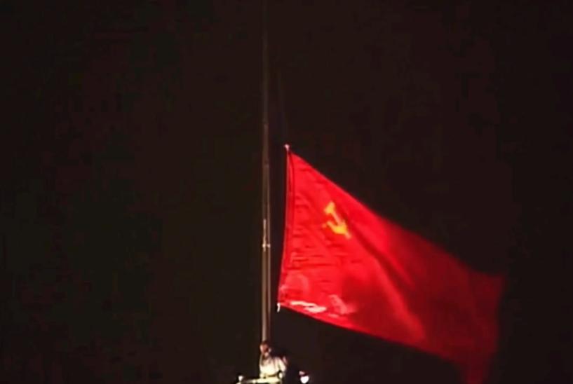 别洛韦日签字散伙之后，叶利钦第一个打电话通知的不是戈尔巴乔夫，而是美国总统老布什