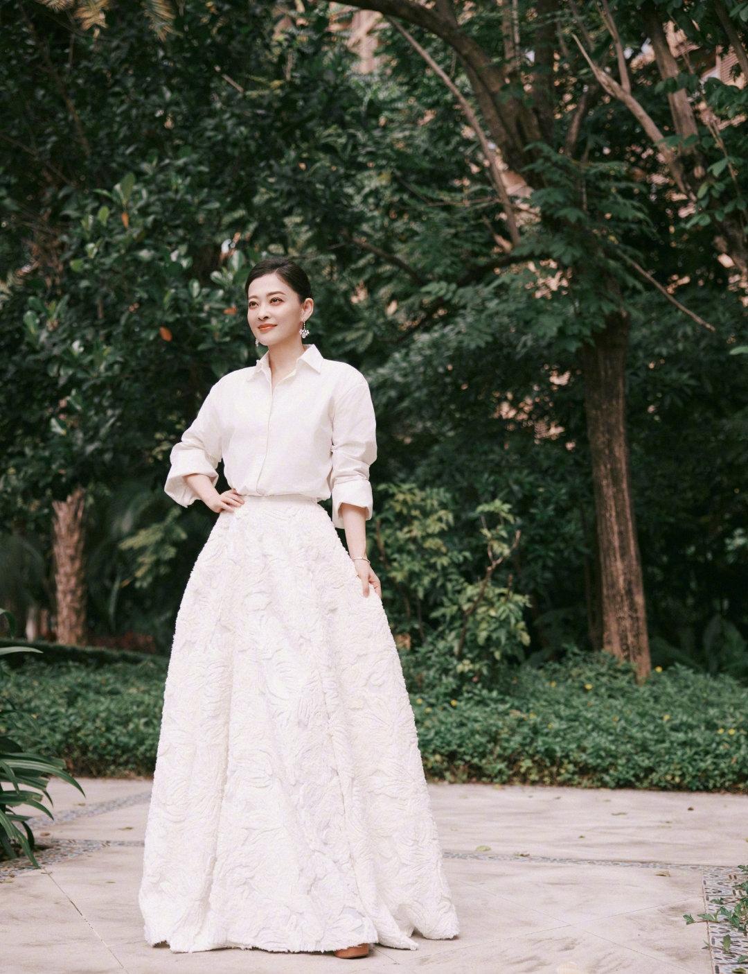 果然是梅婷，穿白衬衫也能穿出大气场，那魅力隔着屏幕都无法抵挡……有人说这是拍