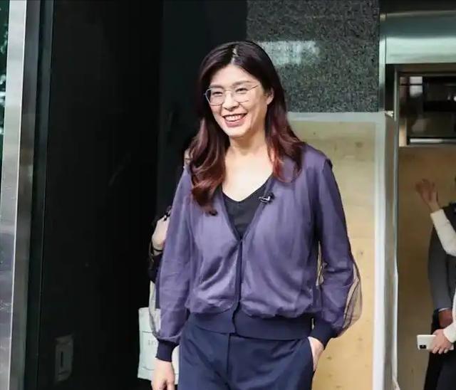 郑丽文公布第四波人事任命，朱立伦尴尬了，洪秀柱罕见喊话郑丽文！11月3日，国