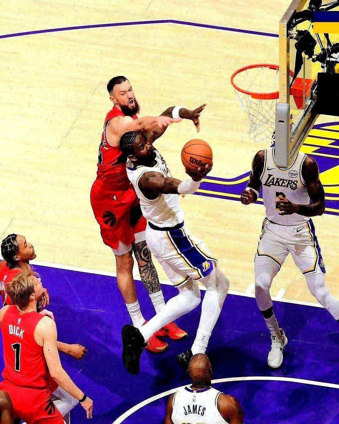 掘金的命门，真被湖人找到了？就在前两天，掘金主场打黄蜂，篮板被爆了整整23个