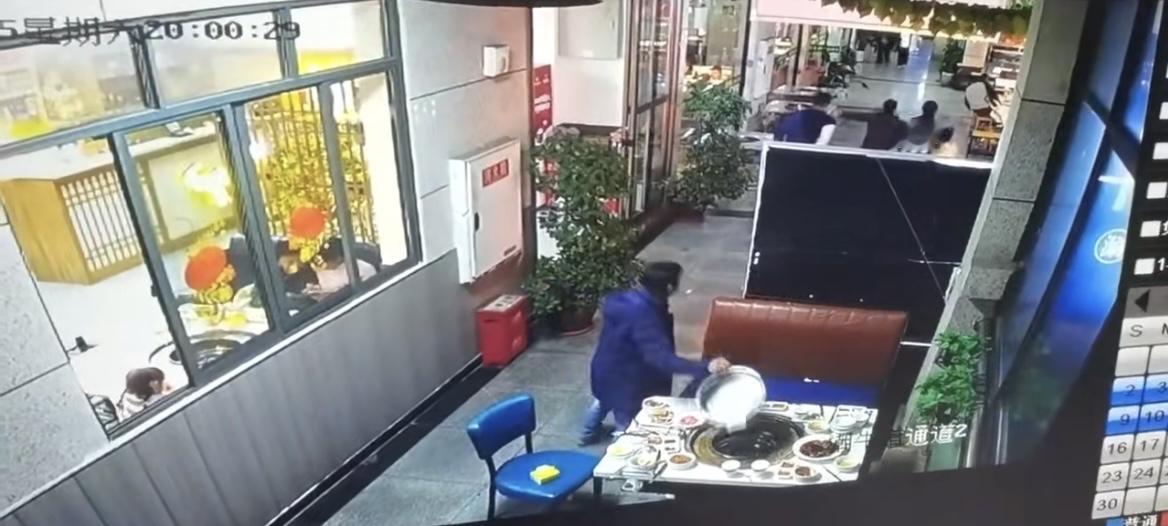 最近重庆江津区一家火锅店老板可真是被气得够呛——五名顾客吃完300多块钱的火锅，