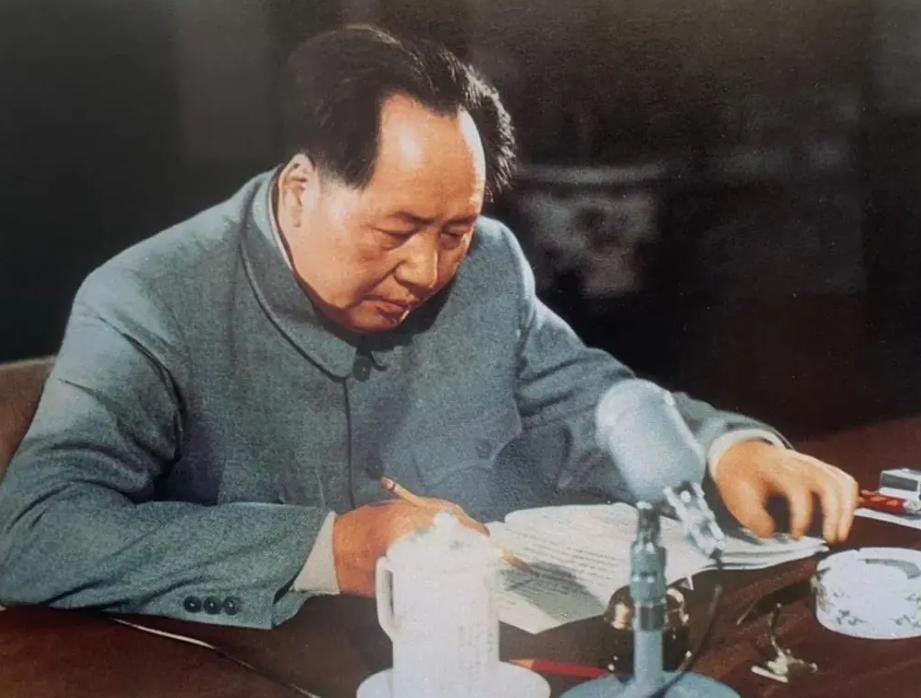 建国后毛主席每次出门视察，有三个人必须跟着。第一个就是杨尚昆，身为中央办公厅主任