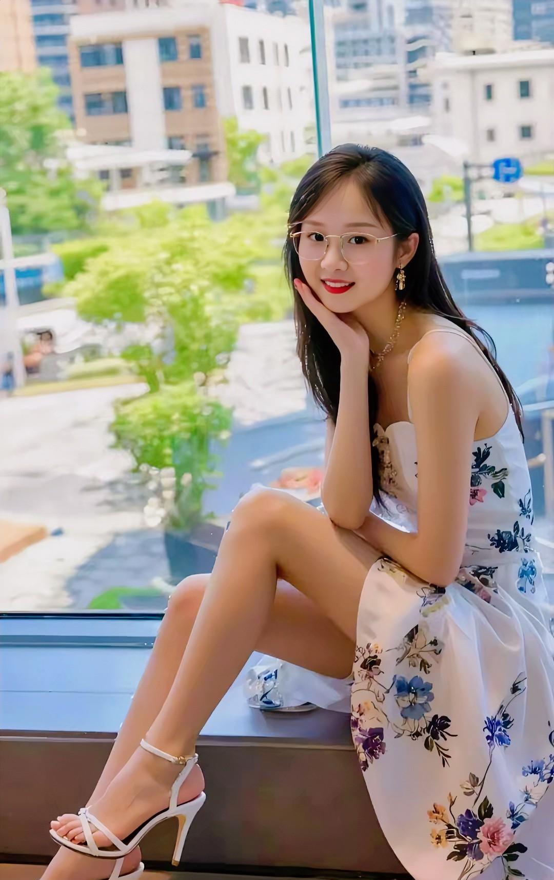 窗明几净，花影摇曳。