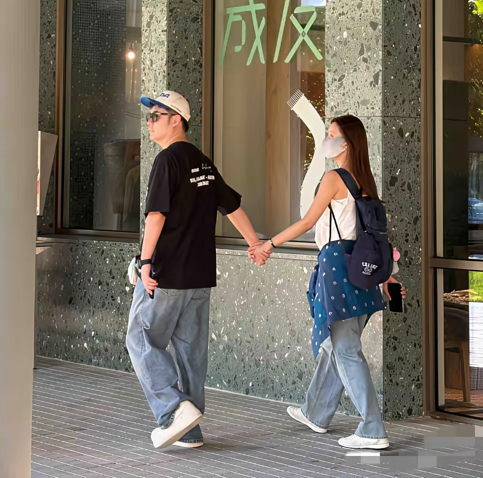 有网友在阿那亚偶遇陈赫和他老婆，夫妻俩手牵手，好甜蜜！张子萱确实很漂亮，很青春俏