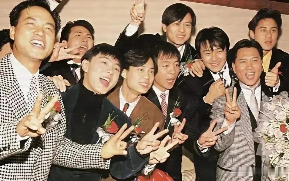 万梓良结婚，TVB的明星去了一大半，周星驰是首席伴郎。与新郎官寸步不离。那时合影