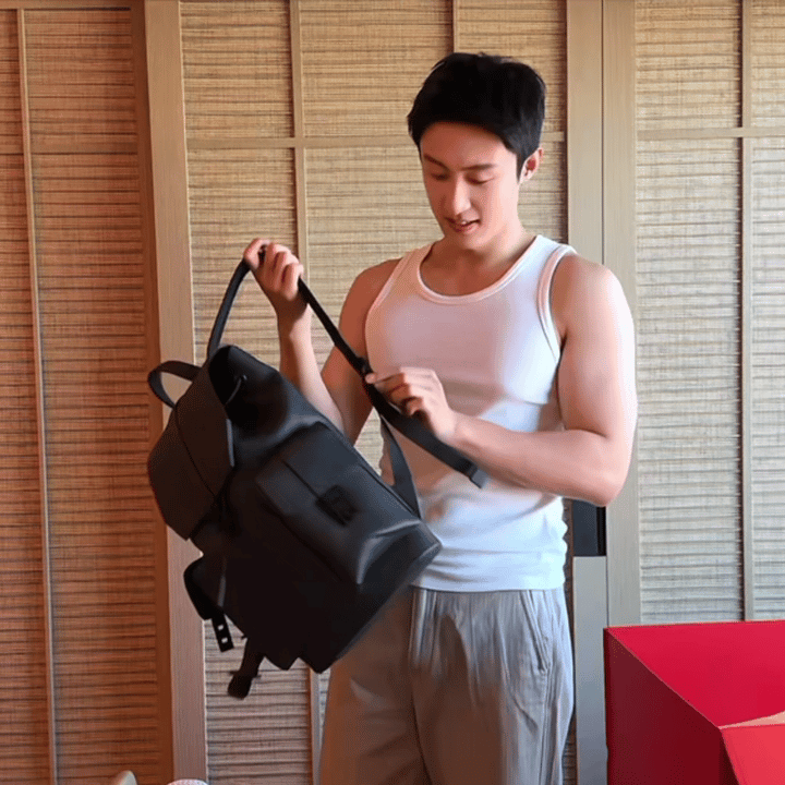 黄景瑜穿背心背双肩包，菲拉格慕全球品牌代言人黄景瑜有的男人由于头肩比例、小臂
