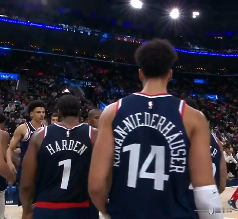 尼德豪泽谈老大哥哈登：“跟哈登一起打球非常舒服。”“他吸引防守，把球传给