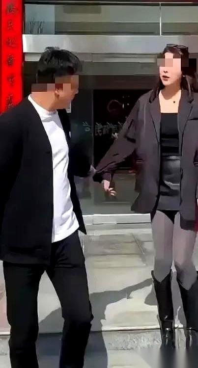 红本换绿本，刚出民政局大门，她就后悔了。一把拽住男人的胳膊，哭得稀里哗啦。说