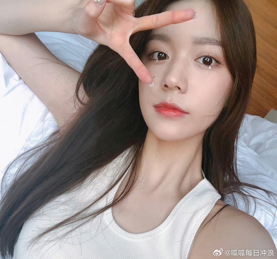 网友说綦美合家现在还挺有钱的，爸爸在香港继续做生意，一年能赚好多好多钱