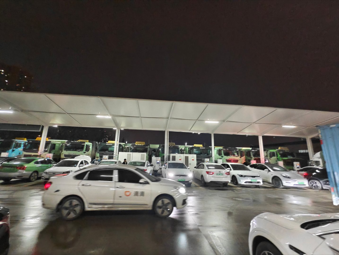 理想车主抱一丝，现在只有理想的充电桩有空的，其他的全都满了，只能充理想的了[do