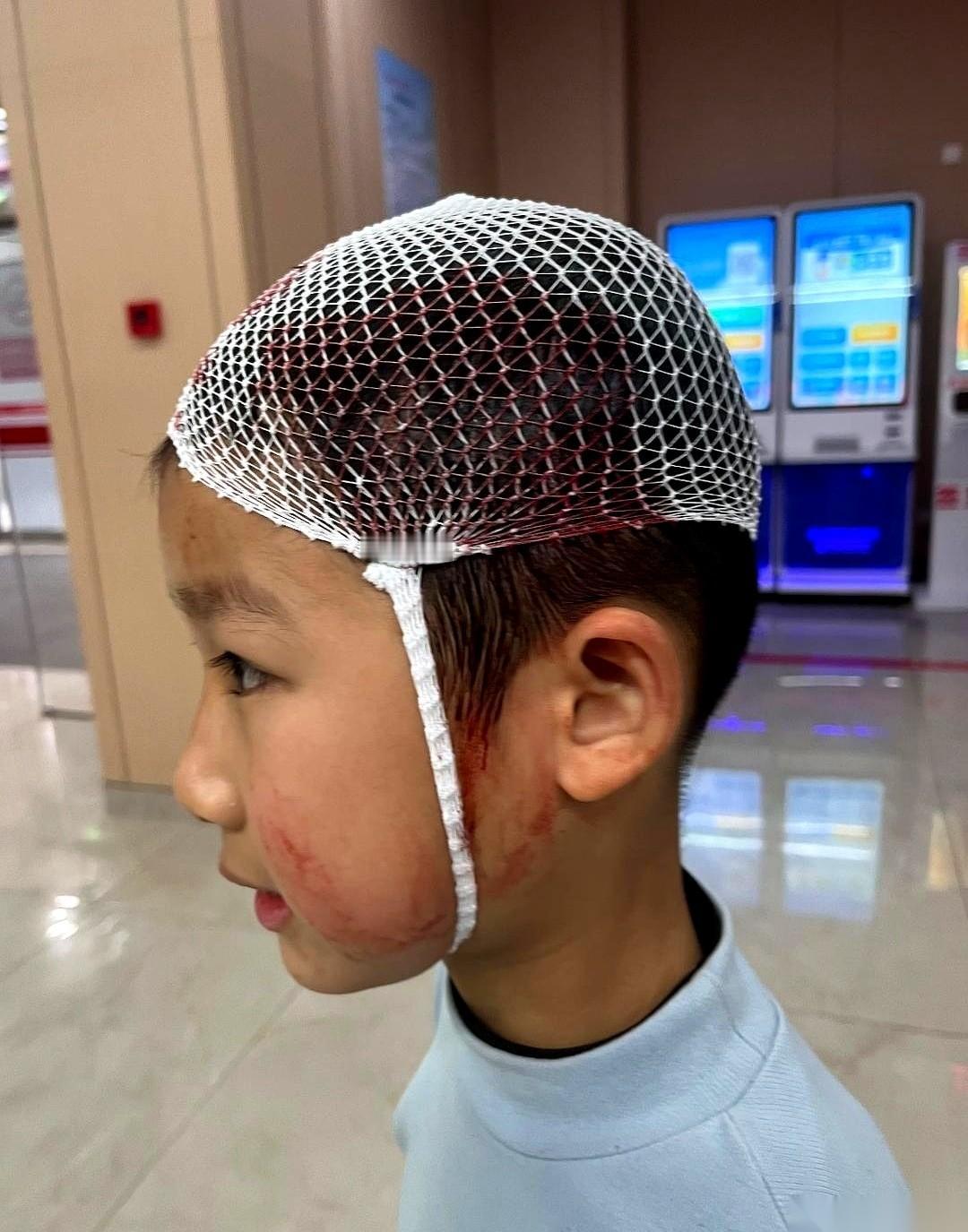 我给了她150，让她接我儿子顺便吃顿饭。最后，我给了她500，让她去买双鞋。