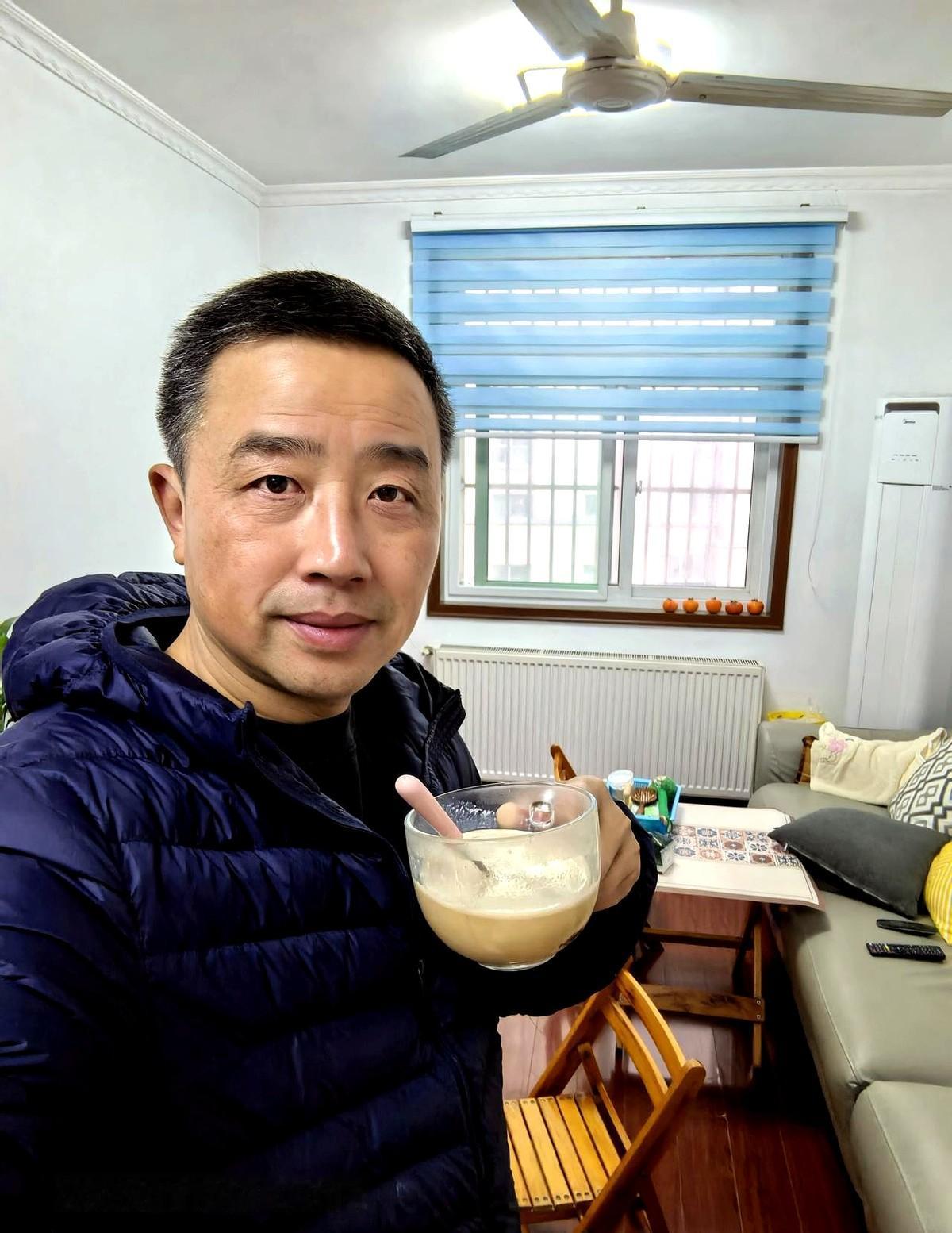 酒龄四十年，我戒酒128天，滴酒未沾。身体适应了没有酒精的生活，不再像以前那样