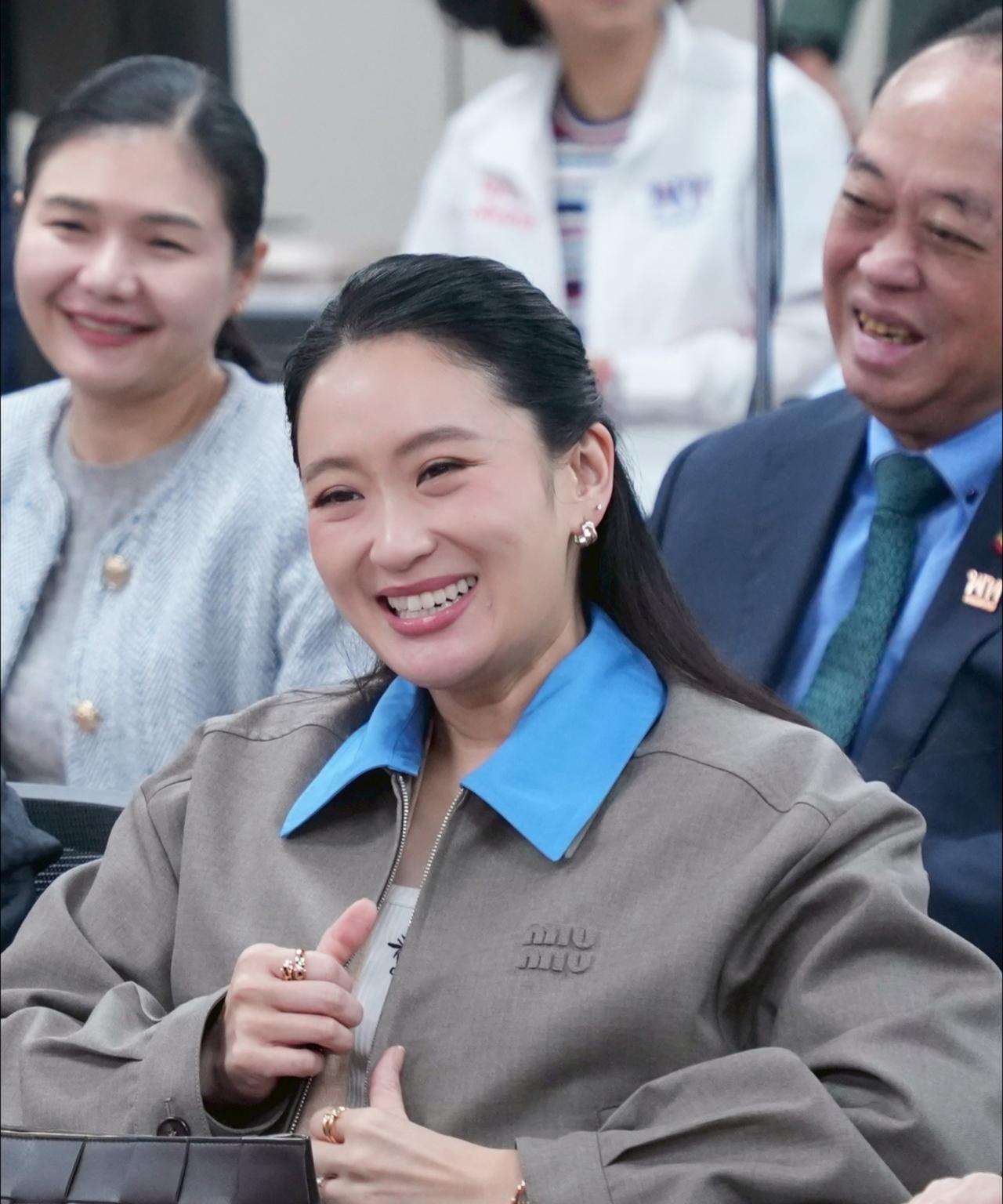 佩通坦出席例行会议，笑容满面状态真好2025年9月16日，为泰党召开每周会议，
