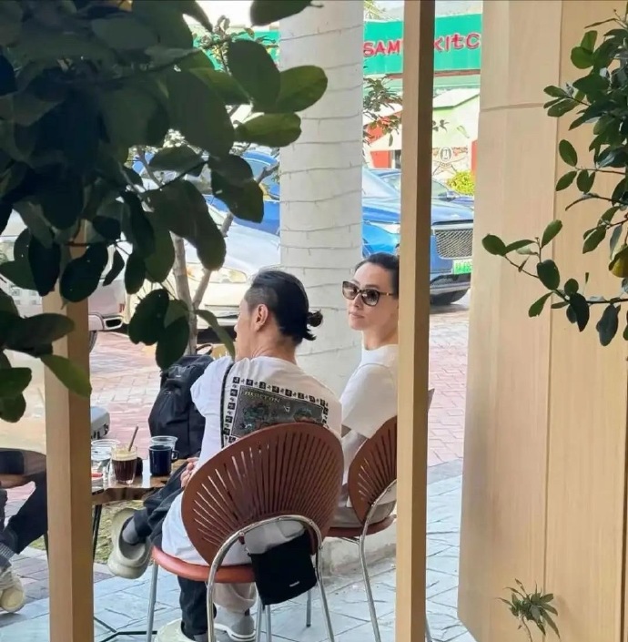 37岁梁洛施疑已订婚，男友马浴柯手戴订婚戒指好抢镜……梁洛施年前出道，也曾恋爱脑