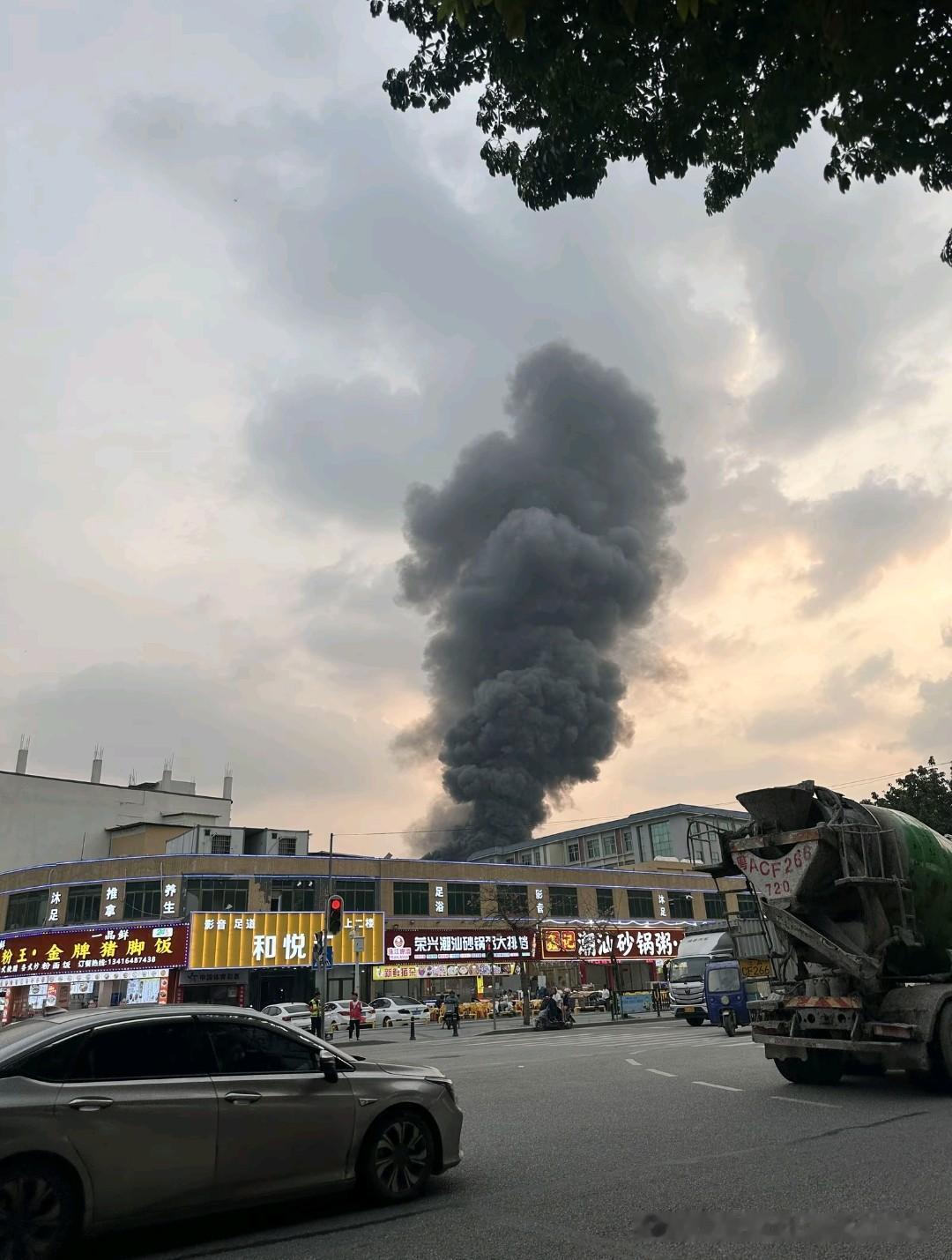广州白云区人和镇西成工业区同富路13号腾起的那股黑烟，把这个九月的下午，硬生生压
