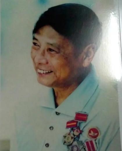 朝鲜战争中，志愿军通信员重伤被围，美军头子奸笑道：“别急，先耍会儿。”200个大