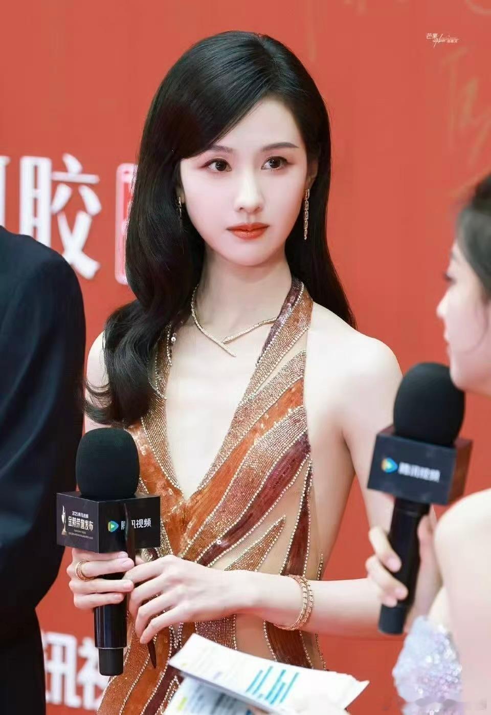 陈都灵美背这一袭露背礼裙将陈都灵的魅力展露无遗，既显得高贵典雅，又具备时尚感，