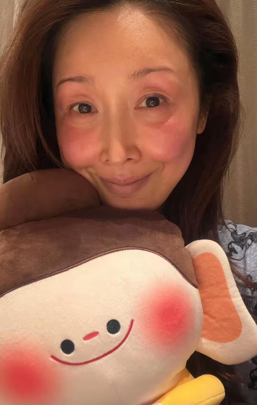 哇塞！孙悦嘟着嘴时模样虽可爱，却明显透着岁月痕迹。那深眼沟、法令纹，高耸的苹果