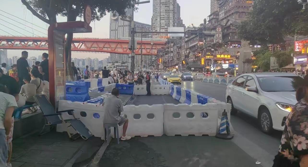 官方通报来了，重庆那对母女触电的原因查清楚了。就是8月25号晚上下暴雨，渝中区嘉