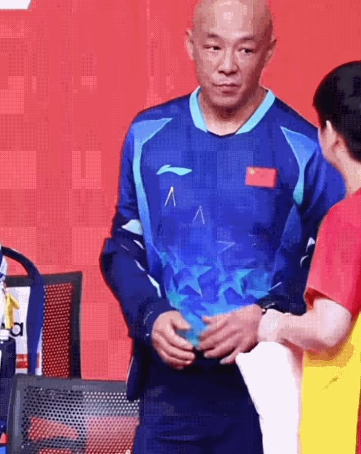 哈哈哈，肖指导儿子吃醋了[大笑][大笑]反正这笑容亲儿子没见过，之前带过的队员