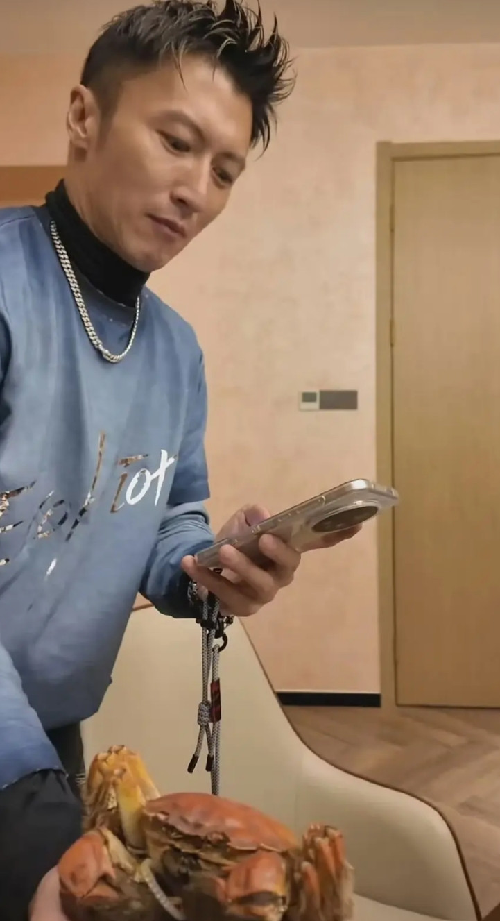 谢霆锋作为一个合格的荣耀Magic8系列代言人，日常使用的手机就是Magic8，