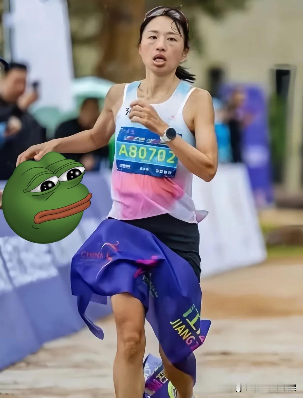 这护士还是太把职场想简单了。你调休去跑马，又是拿名次又是拿奖金，回单位光嘴上