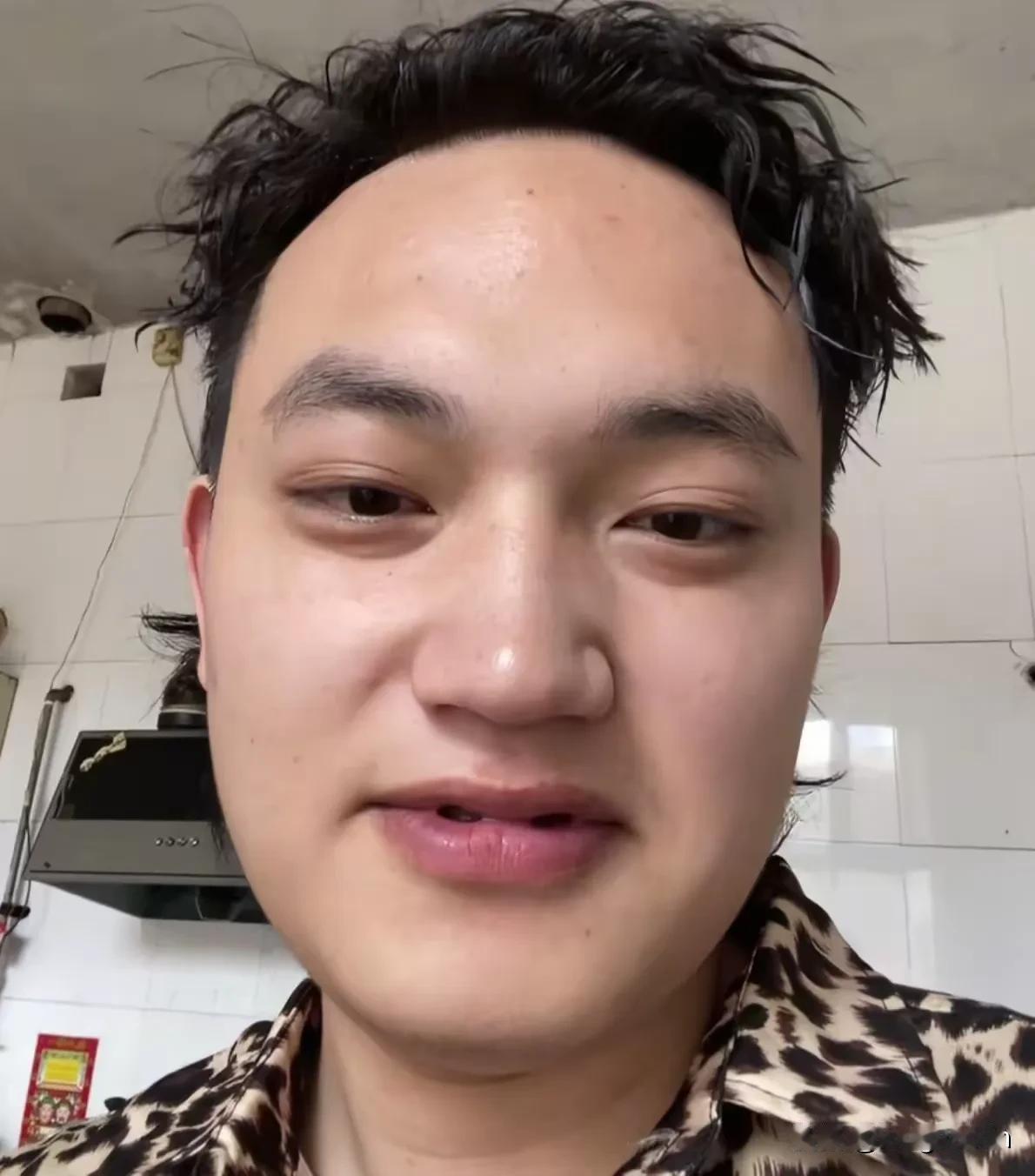 这男的确实不够意思。一般正常男人没有这么下三滥且猥琐有文化的猥琐人